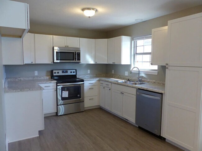 Building Photo - 3 Bedroom Ozark Home Available! Great Neighborhood!