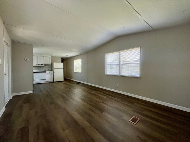 Building Photo - 2 Bed 2 Bath Thonotosassa! New paint throu...