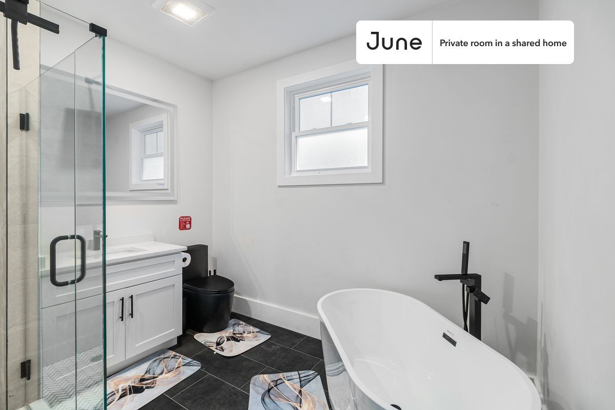 Building Photo - Room in Shared 5 bed/2 bath home in Roxbury