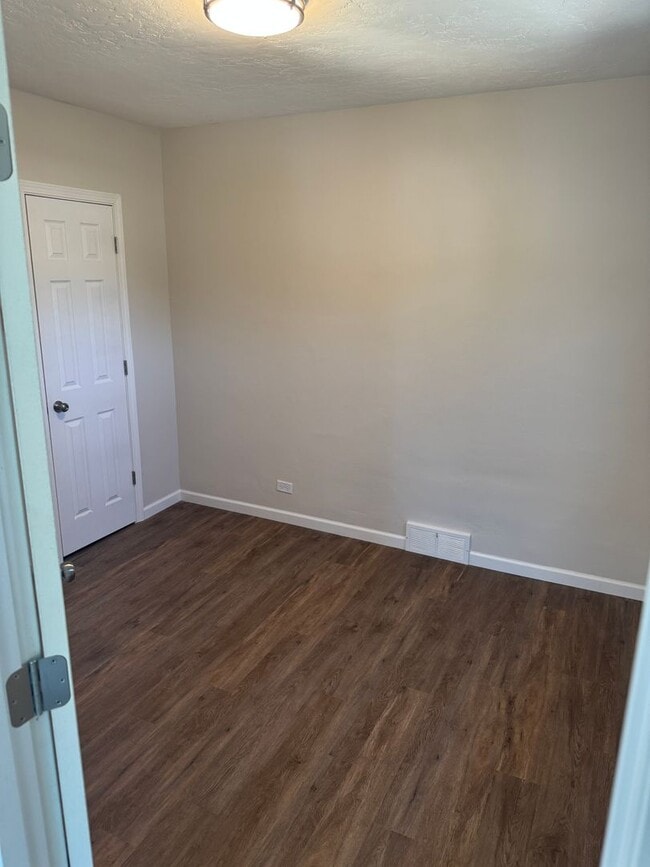 Building Photo - Newly Renovated 2 Bedroom Home Available f...