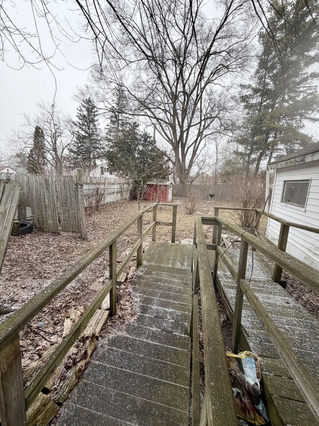 Building Photo - 3 Bedroom - 1 Bath Home WITH PROMO: ONE MONTH FREE!