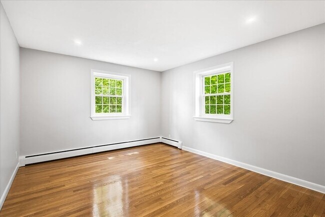 Building Photo - 11 Schubert St