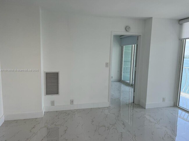 Building Photo - 7601 E Treasure Dr
