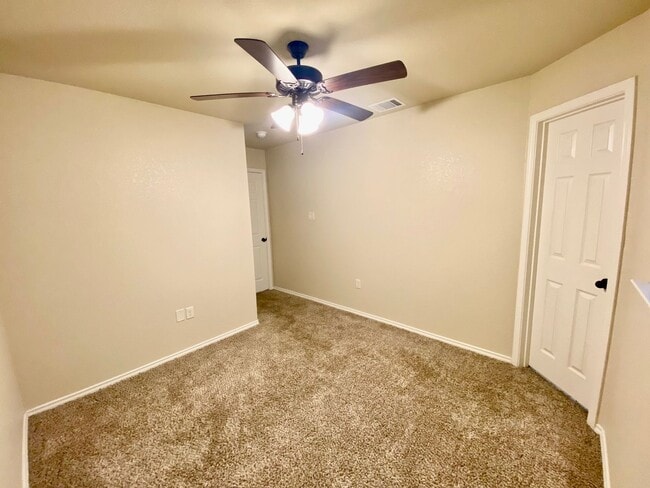 Building Photo - Two Story Townhome in New Braunfels