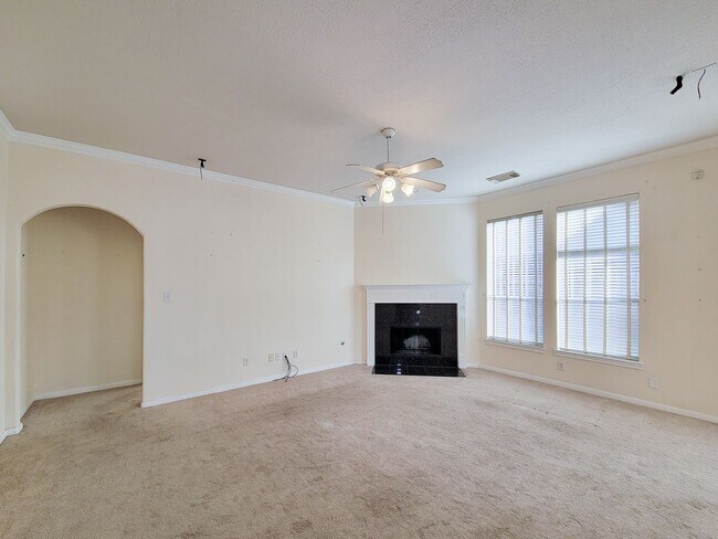 Building Photo - Fantastic looking 4 bedroom and 2 bathroom home in a great neighborhood nestled in the heart of S...