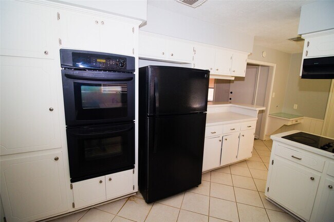 Building Photo - 1030 Montour Dr