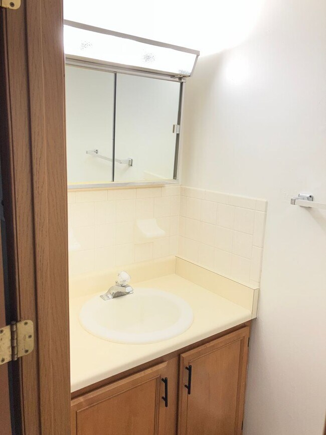 Building Photo - 2 Bedroom and 1.5 Bath Townhome - Troy, Ohio!!