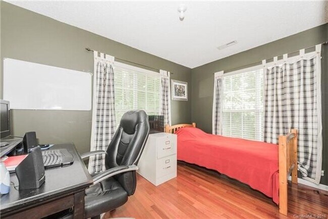 Building Photo - Spacious 4BR House in Charlotte
