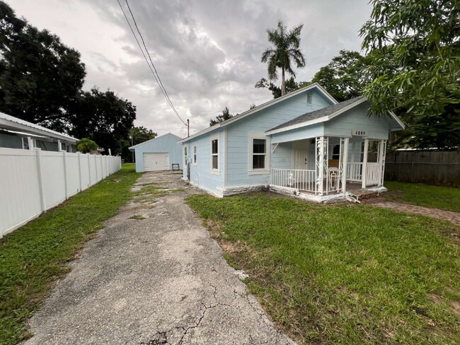 Building Photo - 3BR/1BA Home in Fort Myers with Large Deta...
