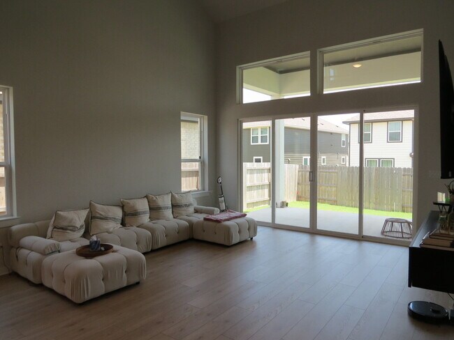 Building Photo - 404 Lariat Lp