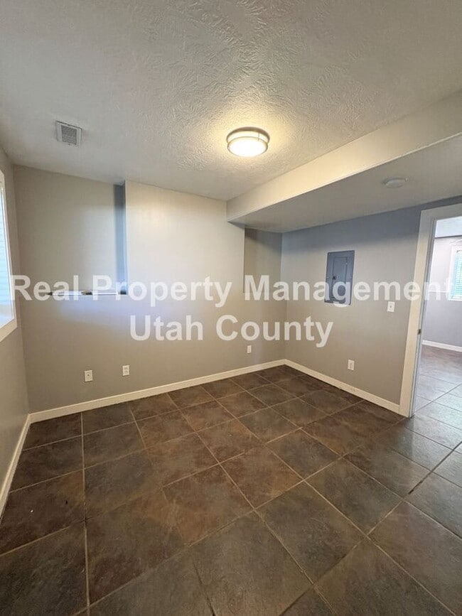 Building Photo - 692 W 410 N
