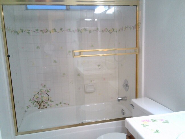 Building Photo - AWAY FROM THE HUSTLE AND BUSTLE !!! MOVE IN SPECIAL! $3147.50 MOVES YOU IN!