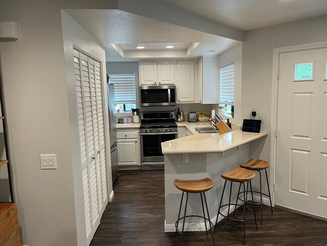 Building Photo - **Coming Soon** 2-Level Loft Condo with Re...