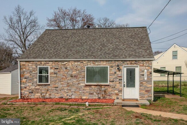 Building Photo - 232 Cabbel Dr