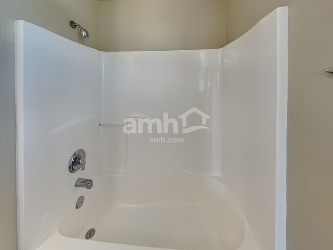 Building Photo - 1612 Lake Pointe Dr