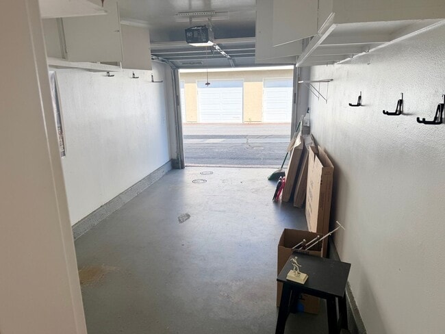 Building Photo - Updated 2 Bedroom Home with Garage & Community Amenities