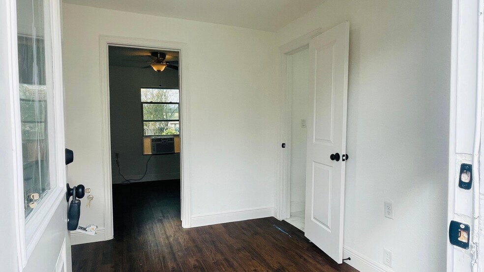 Building Photo - 413 N LIVE OAK St