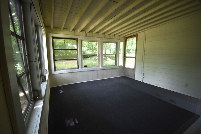 Building Photo - Large 2 Bedroom Home For Rent Near Madison Street!