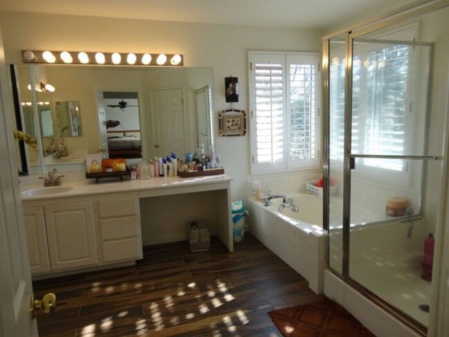 Building Photo - Luxurious 5 + 3 Pool/View Home Castaic