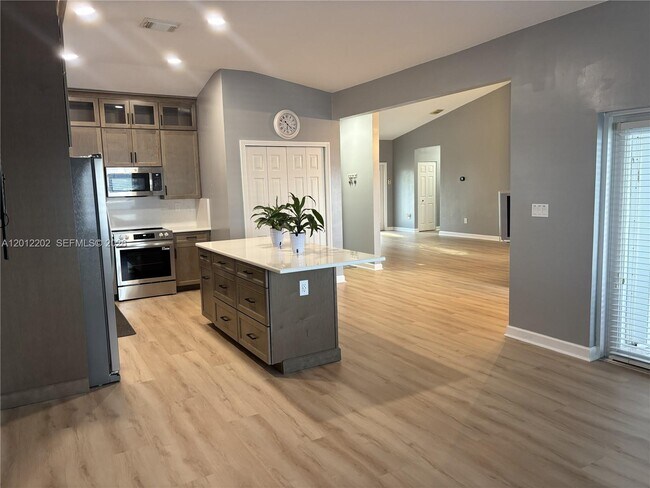 Building Photo - 13941 SW 136th Pl