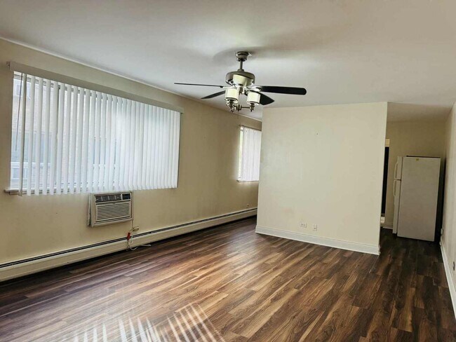 Building Photo - 7320 N Rogers Ave