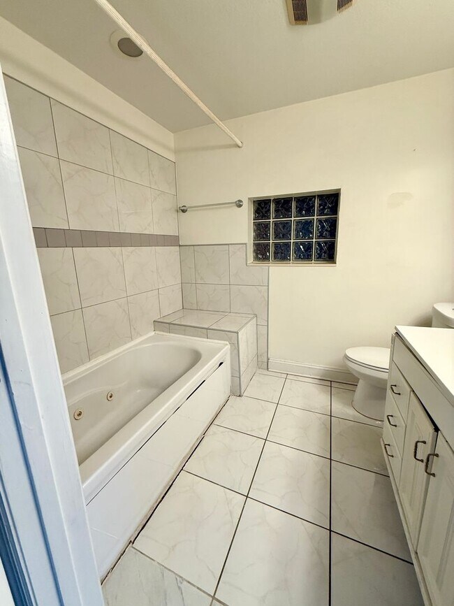 Building Photo - Euclid/Woodlawn Roommate Dream 4/3 home