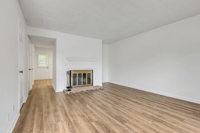 Building Photo - Brentwood Trace Condo