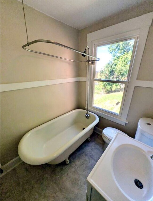 Building Photo - Now Available – Spacious 2 Bedroom Single-Family Home in Pittsburgh’s East End