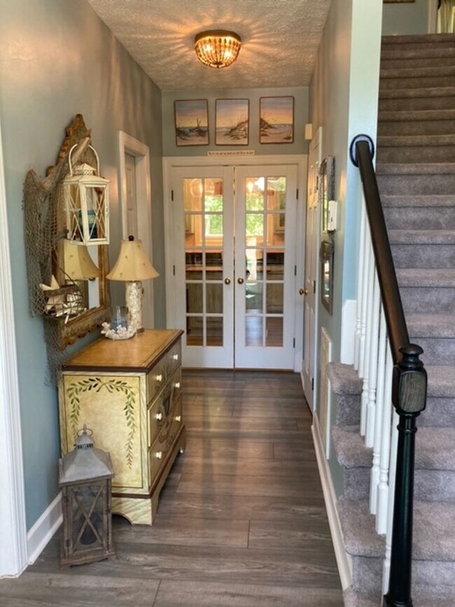 Building Photo - 117 Runaway Ln