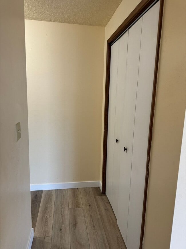 Building Photo - Lovely 2-bedroom/1-bathroom duplex with garage!