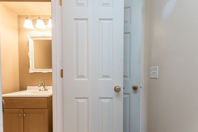 Building Photo - Spacious 3-Bedroom Townhome with Garage in a Prime Harrisonburg Location!