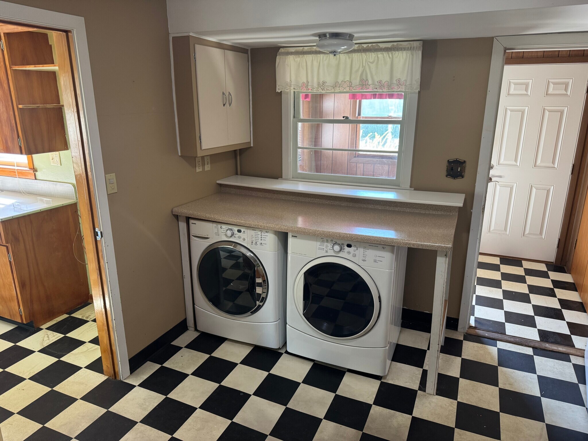 Laundry room (Washer & Dryer included) - 2009 Durand Ave