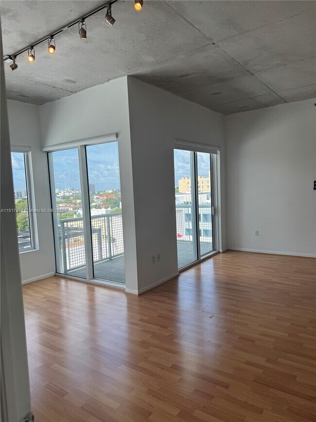 Building Photo - 10 SW South River Dr