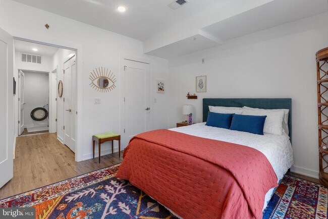 Building Photo - 304 Master St