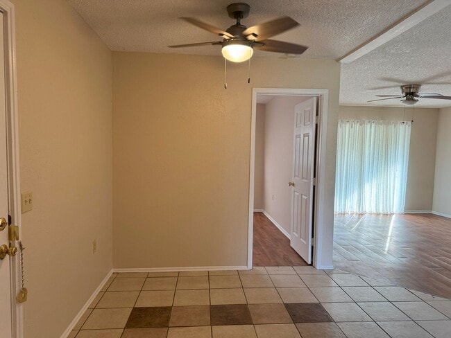 Building Photo - 104 Meadow Hill