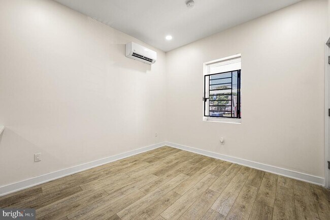 Building Photo - 441 S 61st St