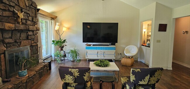 Building Photo - Contemporary Ranch in a beautiful, quiet s...