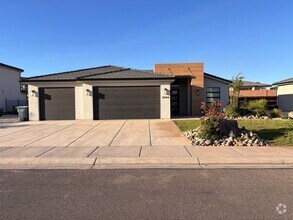 Building Photo - 3 bed plus office / 2.5 bath / 3 car Singl...