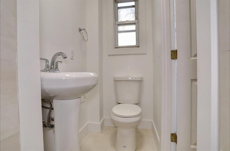 Building Photo - 517 Willow Ave