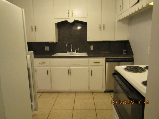 Building Photo - Close to shopping, Comanche hospital and Cameron University