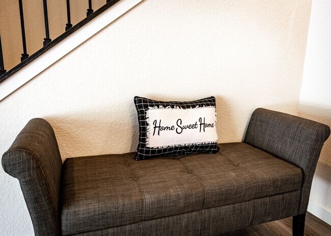 Building Photo - Fully Furnished 3 Bedroom 2.5 Bath Luxury Townhome by Garden of the Gods