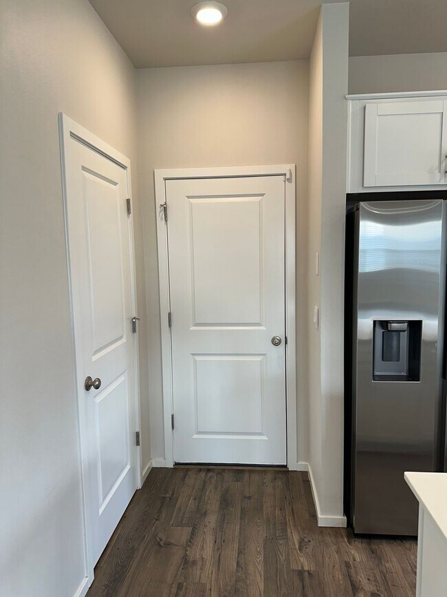 Building Photo - 4 bedroom 2.5 bathroom home!
