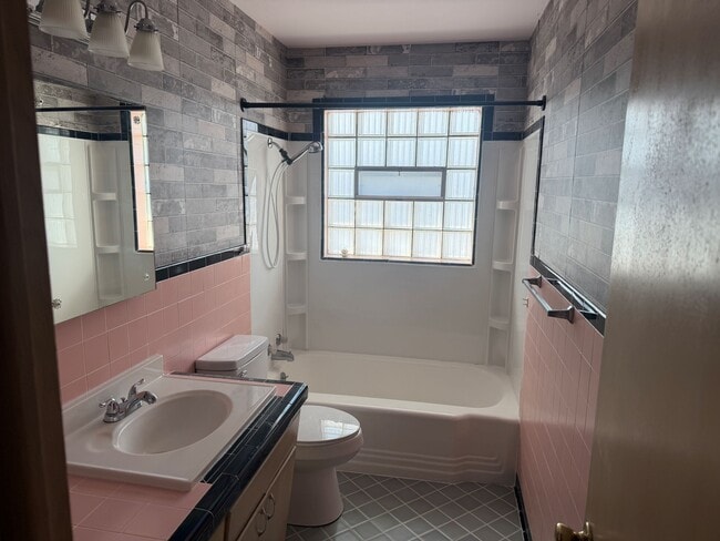 Building Photo - 901 S Clifton Ave