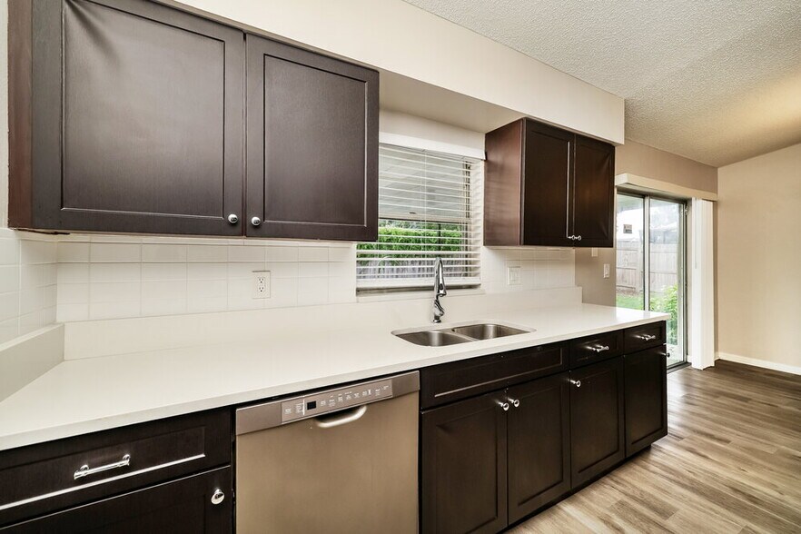Building Photo - 1828 Craven Dr