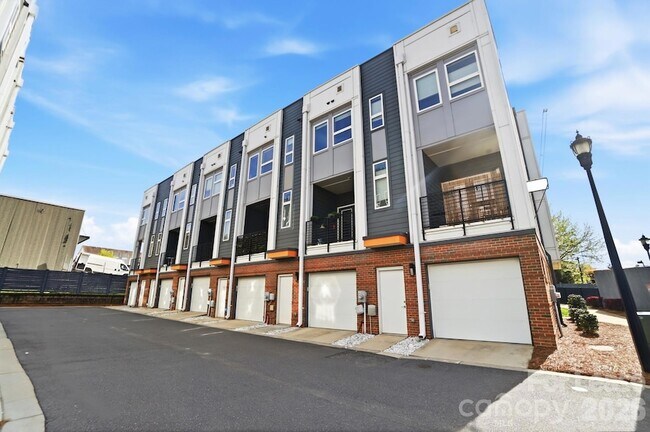 Building Photo - 523 Sedgefield Park Dr