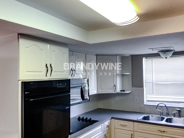 Building Photo - 7755 Tanglewood Dr