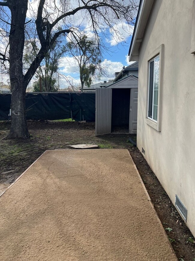 Building Photo - UPDATED 3 BEDROOM HOUSE WITH LARGE BACKYARD!