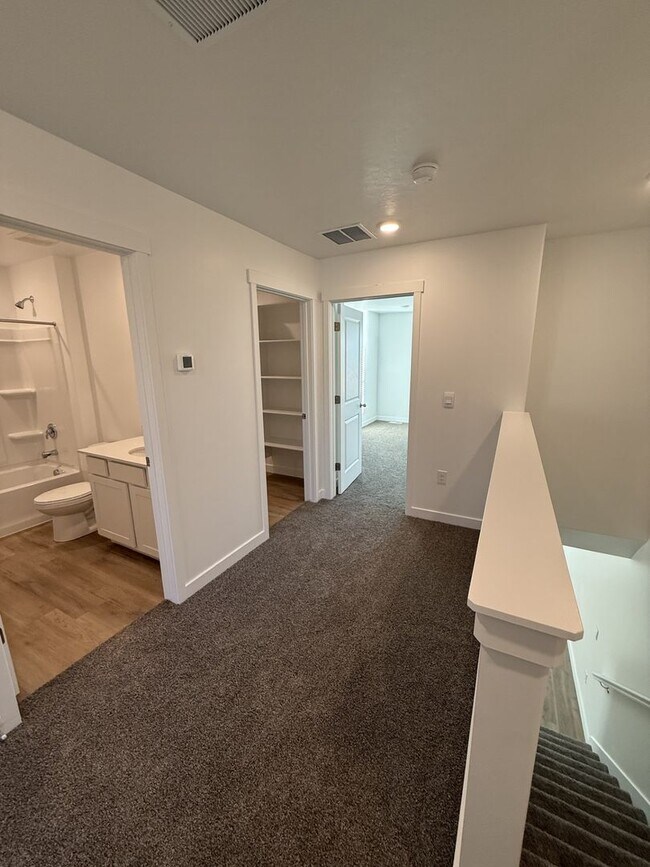 Building Photo - Beautiful Town Home in Salem, UT