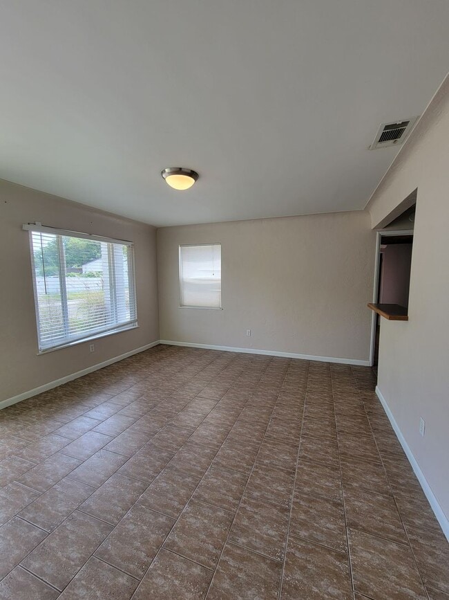 Building Photo - 2 BEDROOM 1 BATH HOME