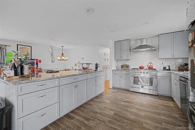 Building Photo - 10 Cedar Ln